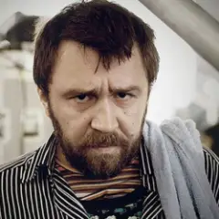 Из дома вышел человек